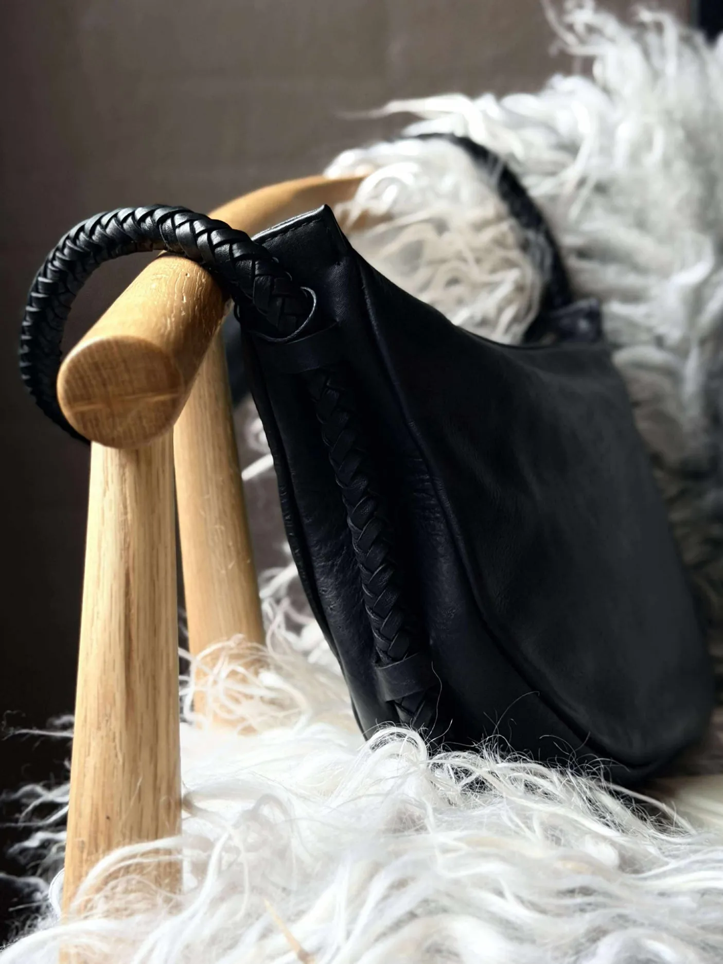 Håndtaske med smuk fletrem - Black