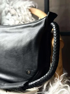 Håndtaske med smuk fletrem - Black