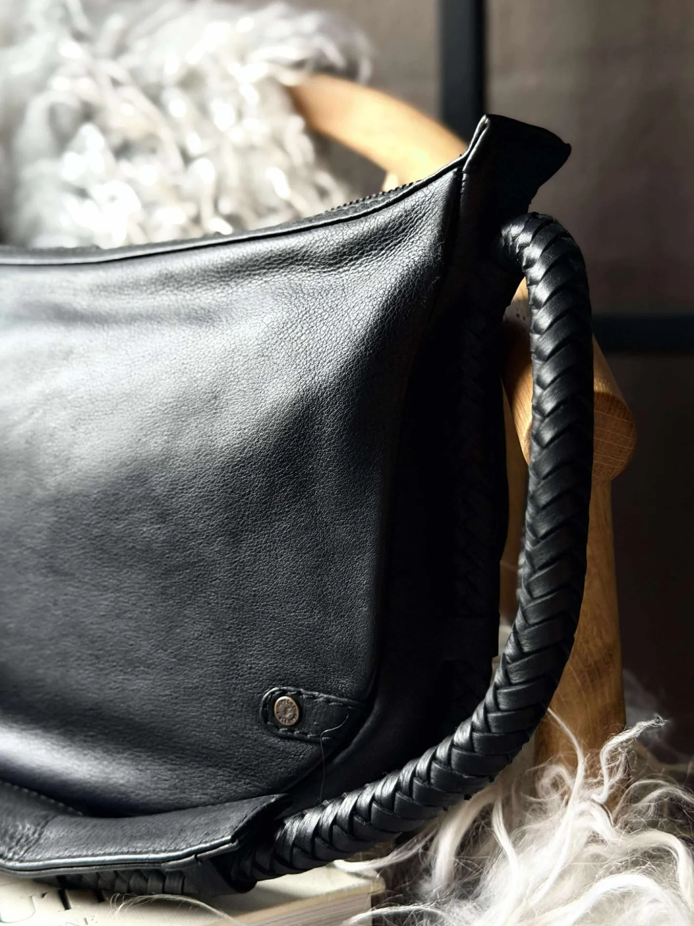 Håndtaske med smuk fletrem - Black