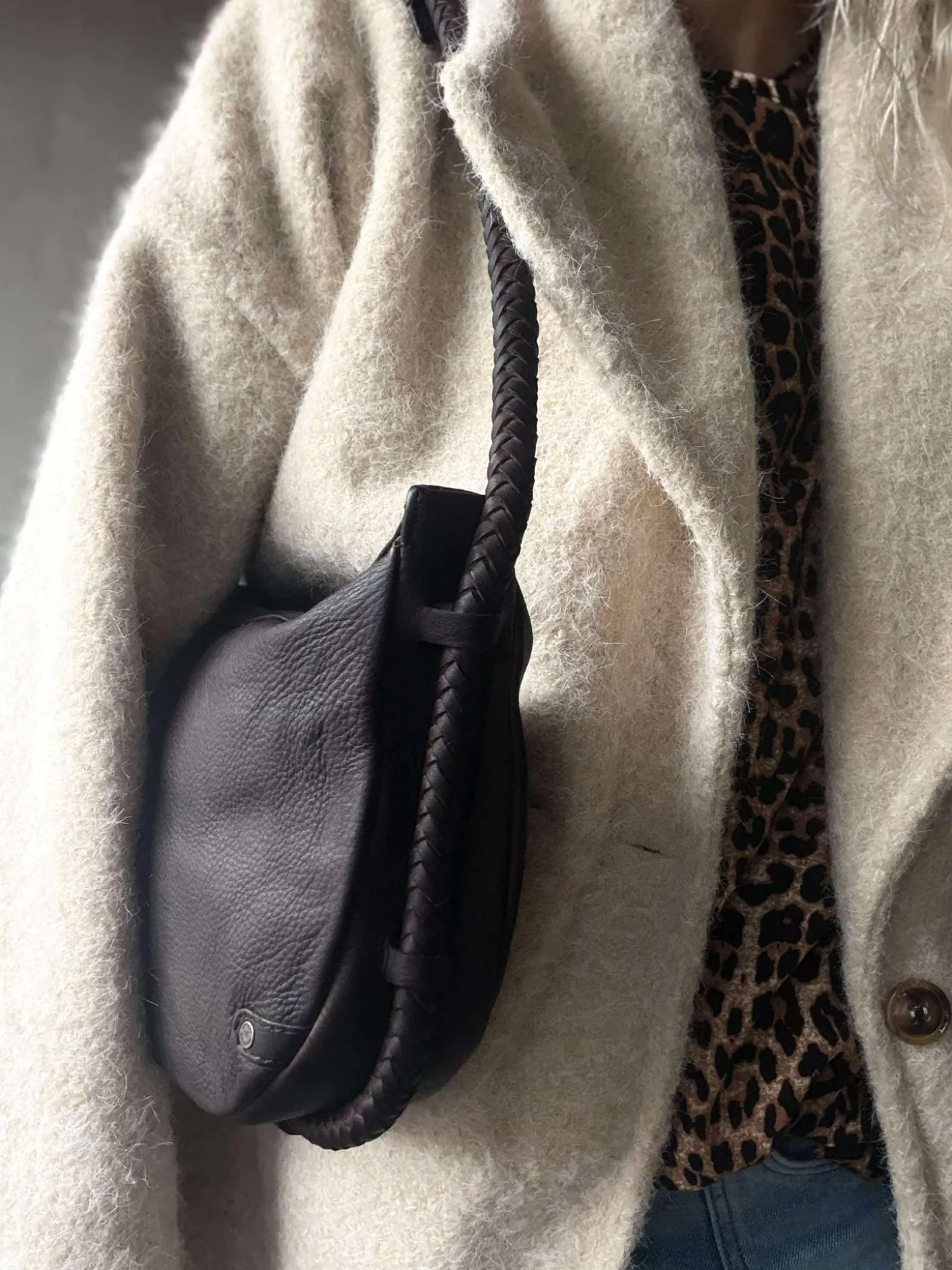 Håndtaske med smuk fletrem - Brown