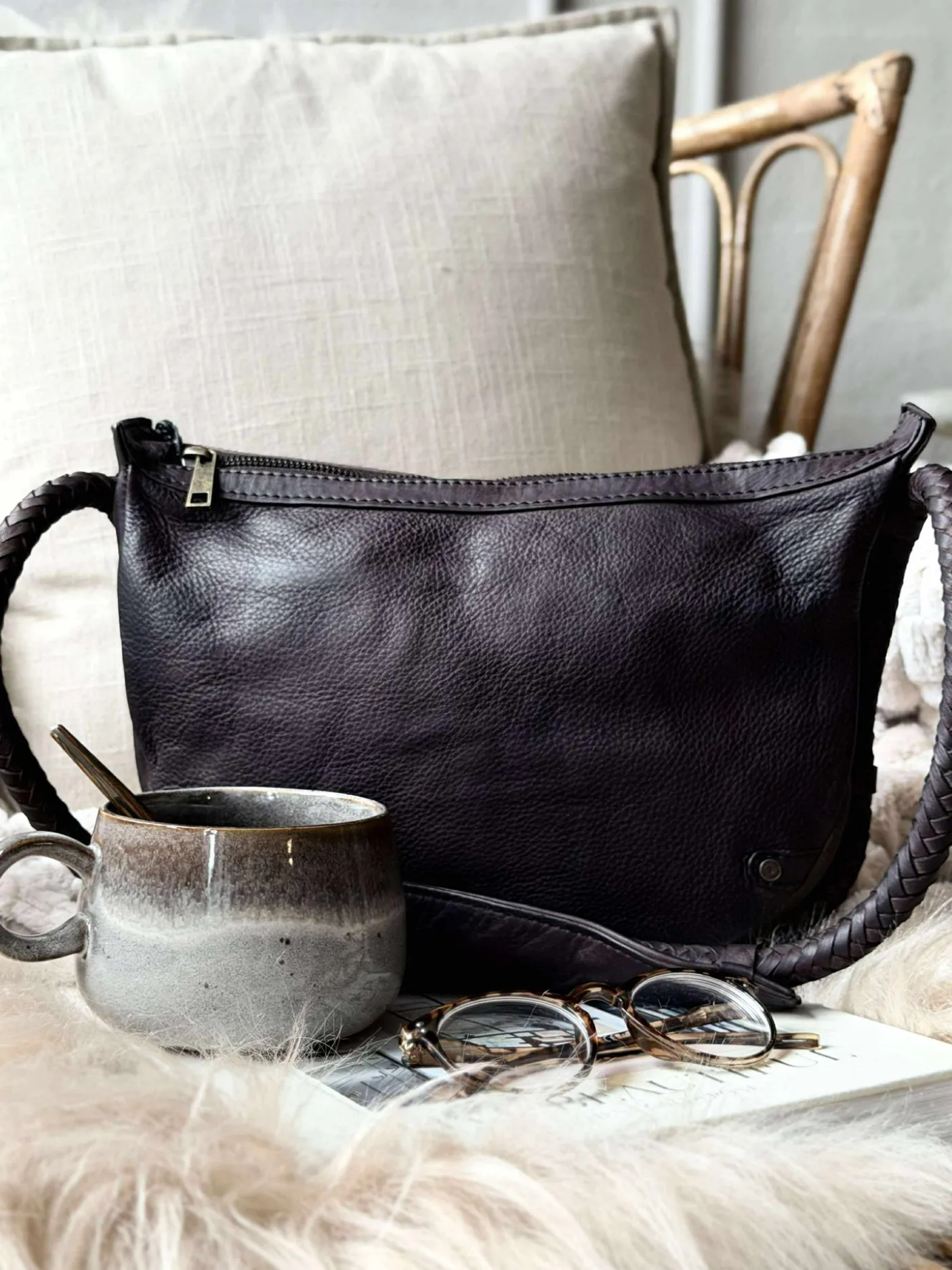 Håndtaske med smuk fletrem - Brown