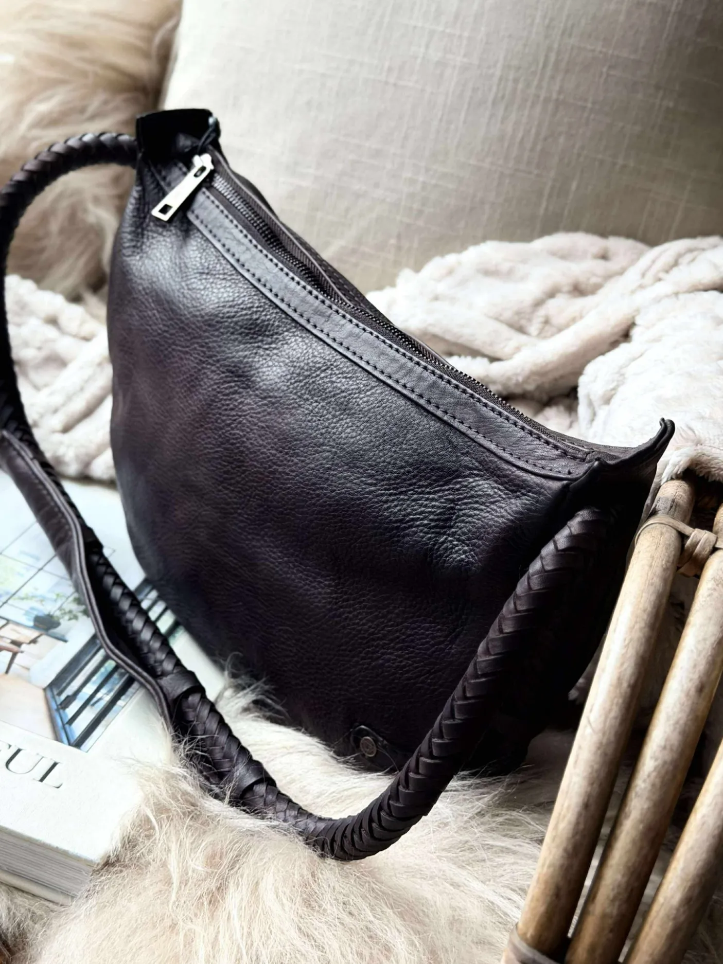 Håndtaske med smuk fletrem - Brown