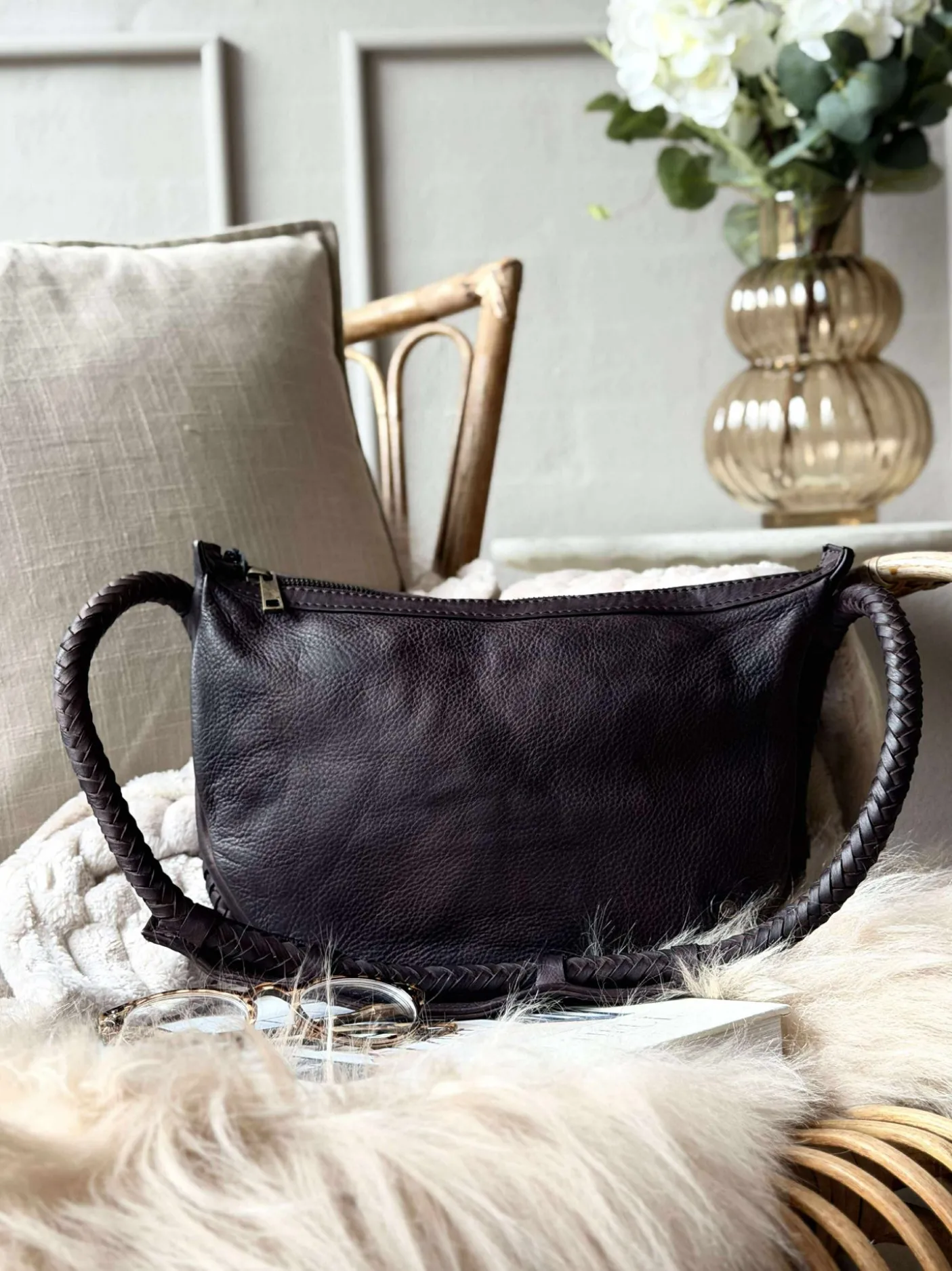 Håndtaske med smuk fletrem - Brown