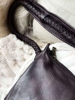 Håndtaske med smuk fletrem - Brown