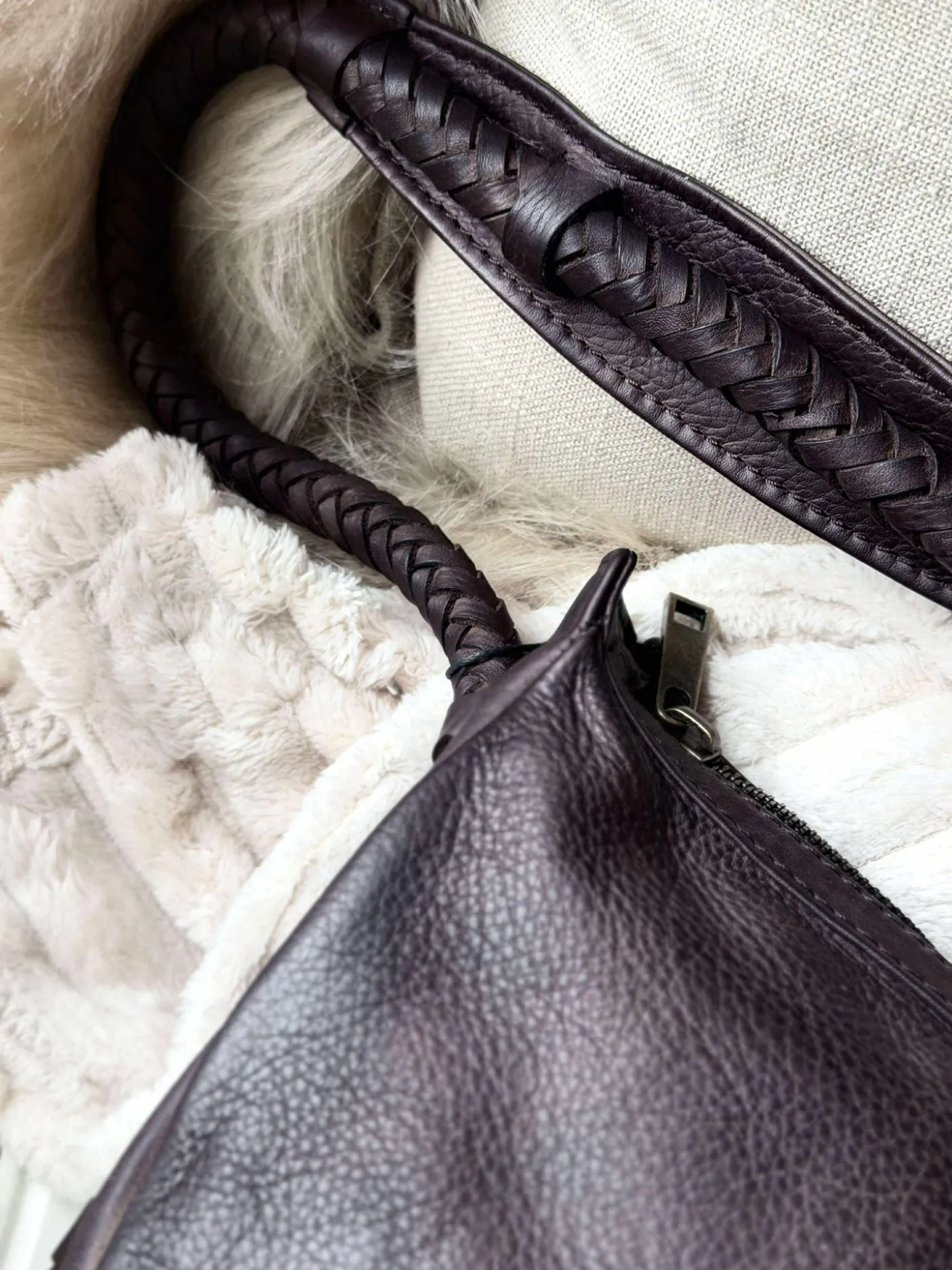 Håndtaske med smuk fletrem - Brown