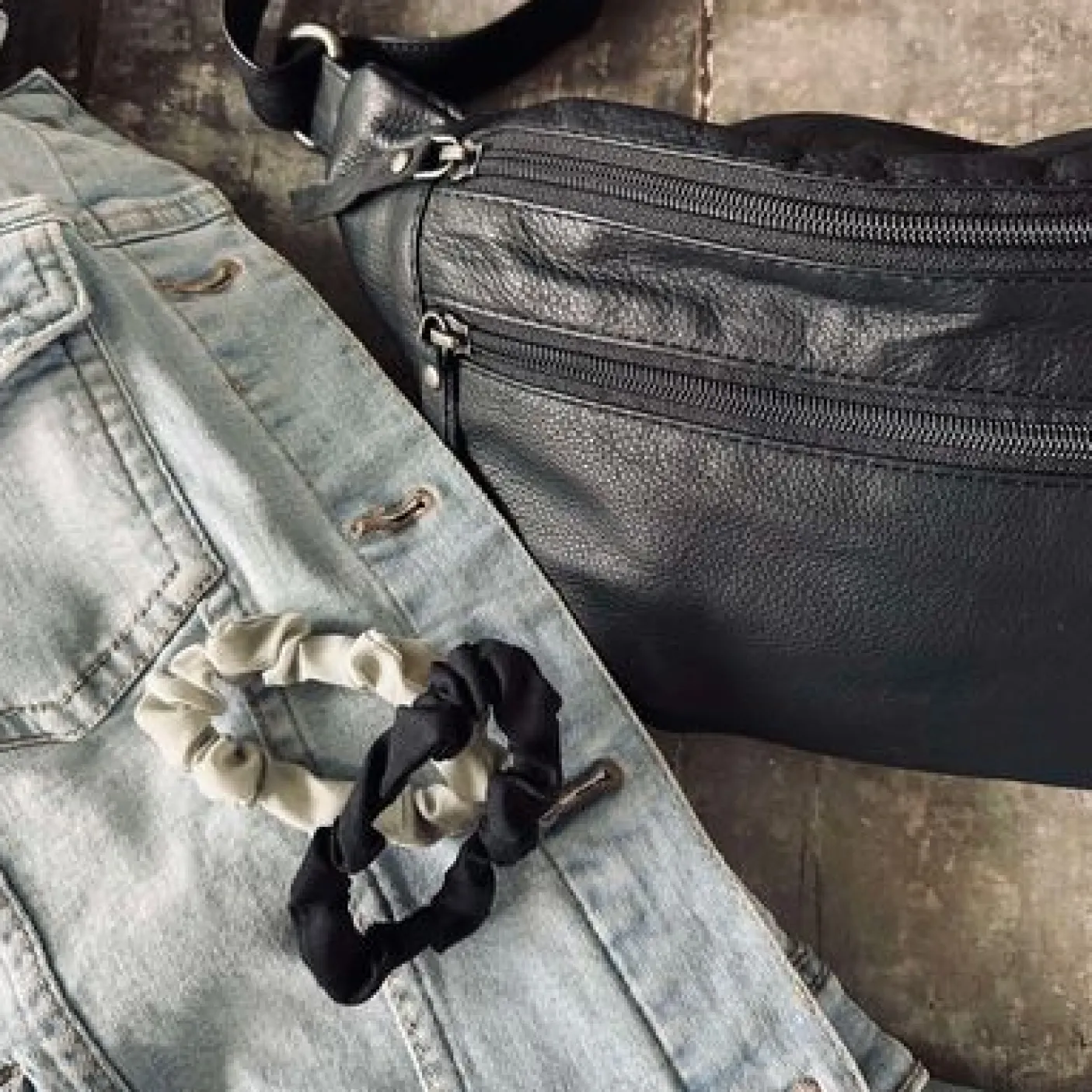 Hårelastikker Scrunchie Black / Grey - 2 stk