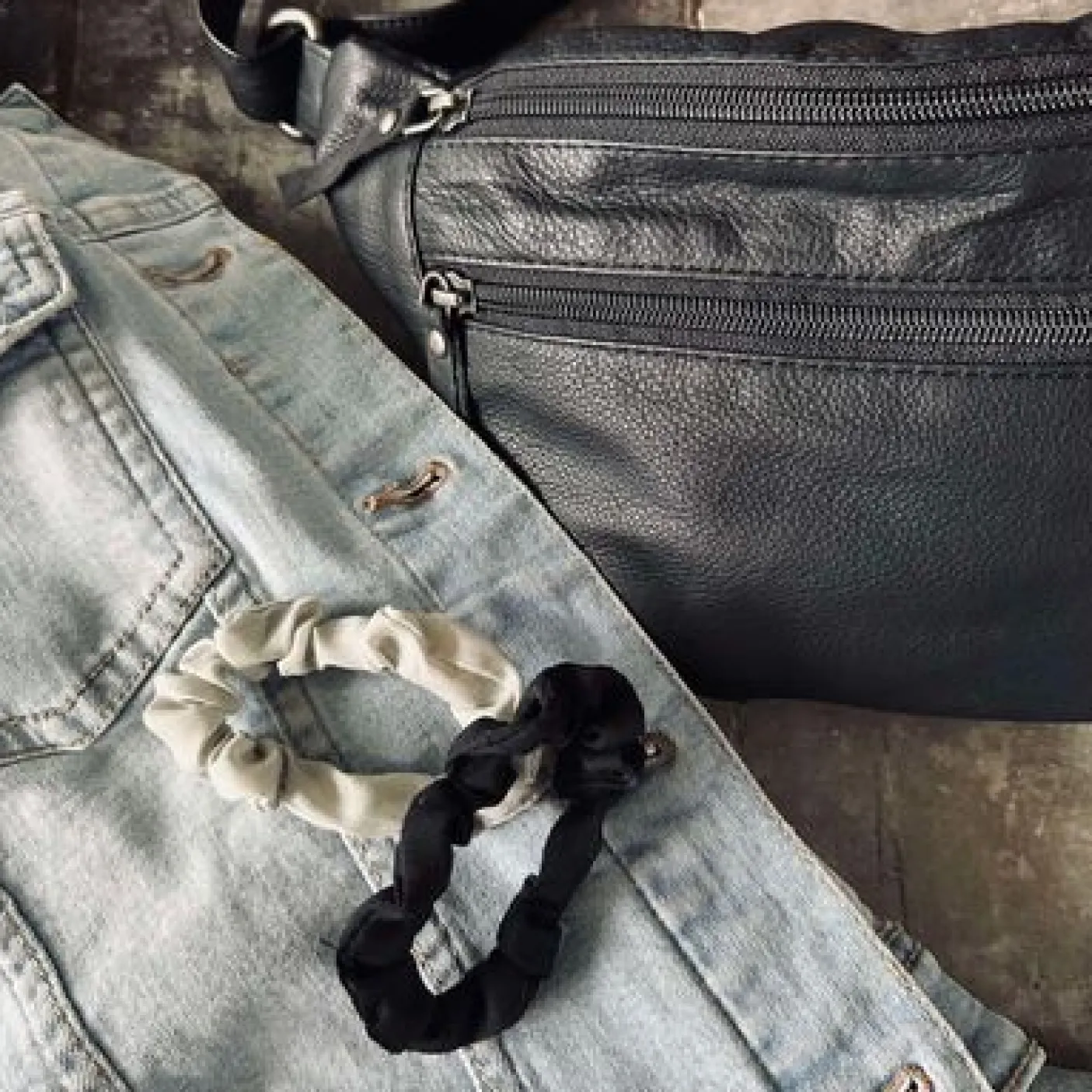 Hårelastikker Scrunchie Black / Grey - 2 stk