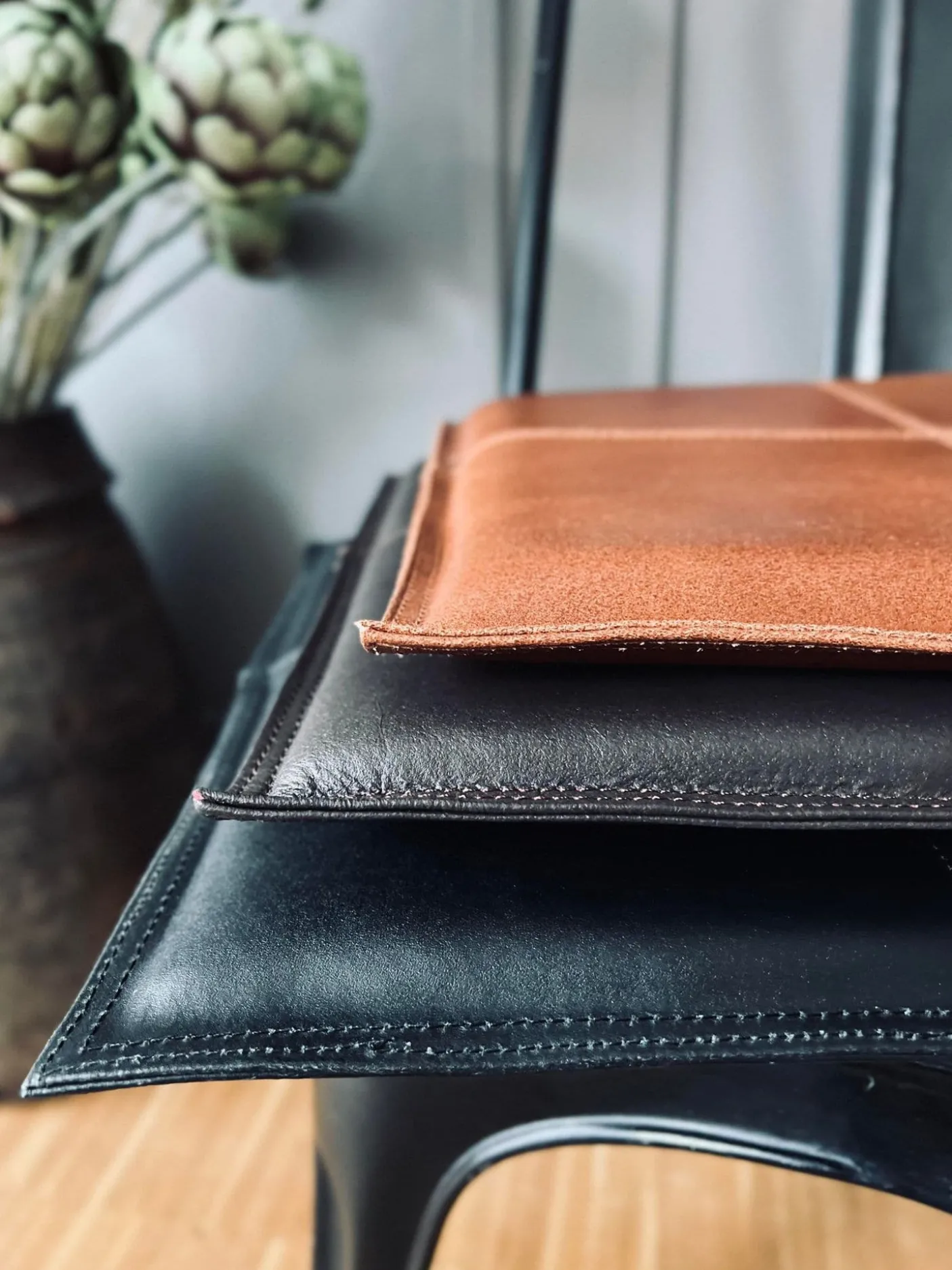 Hynde i læder - Sort 38x38cm