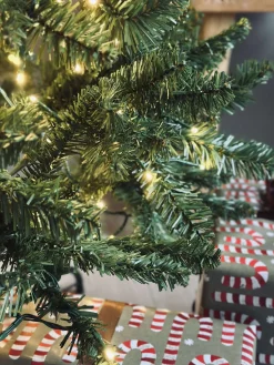 Juletræ med lyskæde