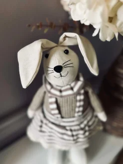 Kanin - Pige med stribet kjole