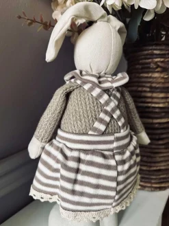 Kanin - Pige med stribet kjole