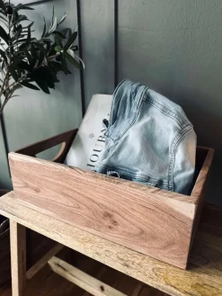 Kasse i massiv akacia