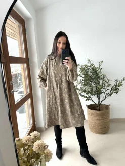 Kjole med guld print