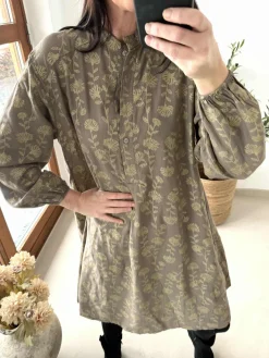 Kjole med guld print