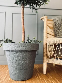 Krukke i plast - Lys grå med bred kant