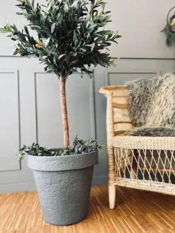 Krukke i plast - Lys grå med bred kant