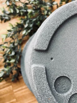 Krukke i plast - Lys grå med bred kant