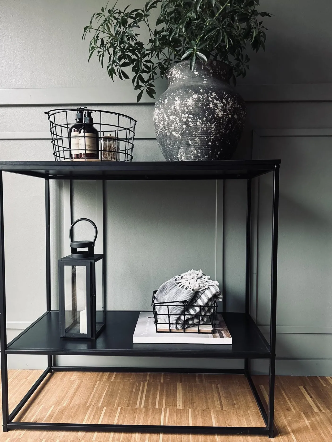 Kurv med sort metal – Rund