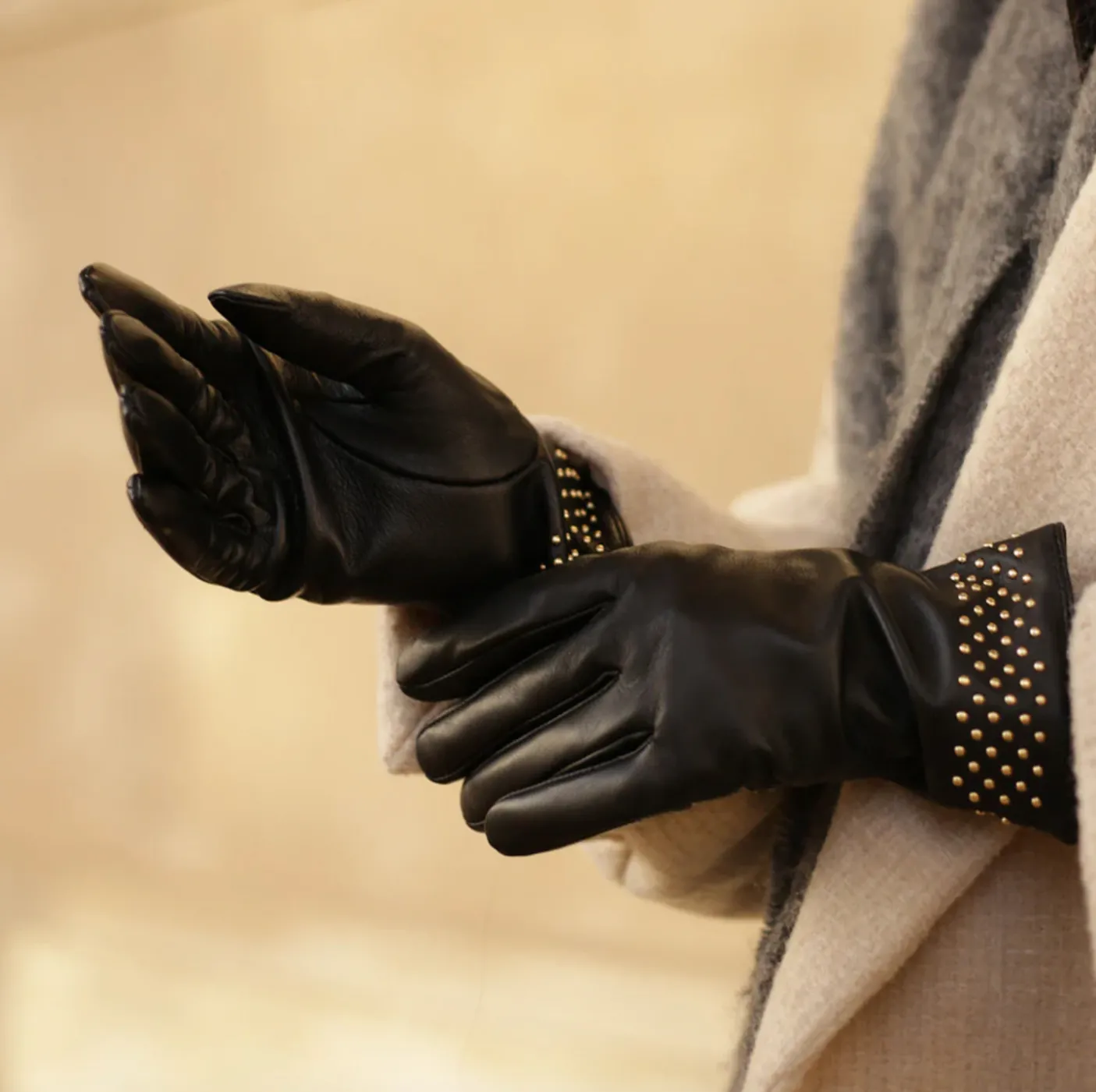 Læderhandsker dekoreret med mikronitter