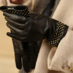 Læderhandsker dekoreret med mikronitter