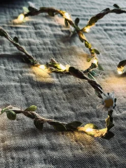 Lyskæde med blade og blomster