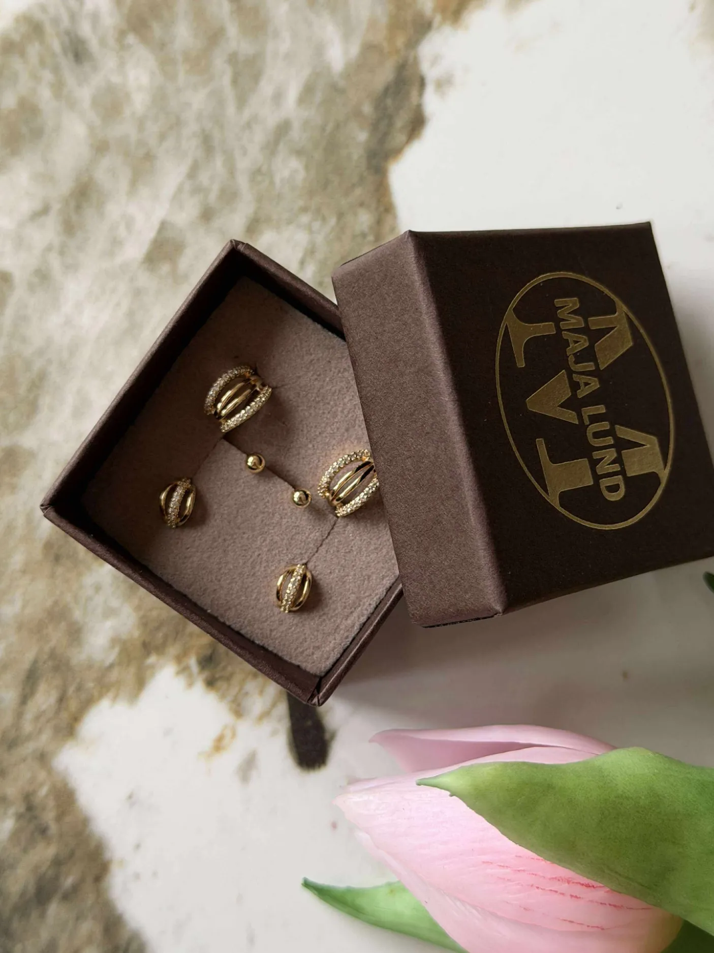 Mix box med 6 øreringe - Monique 18k forgyldt