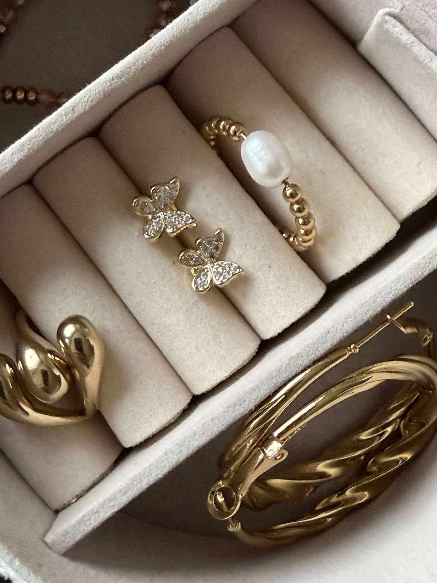 Mix box med 6 øreringe - Monique 18k forgyldt