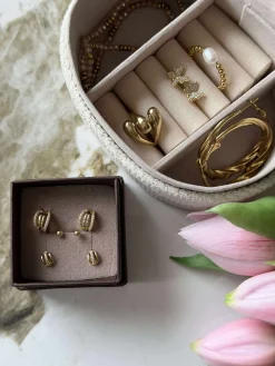 Mix box med 6 øreringe - Monique 18k forgyldt