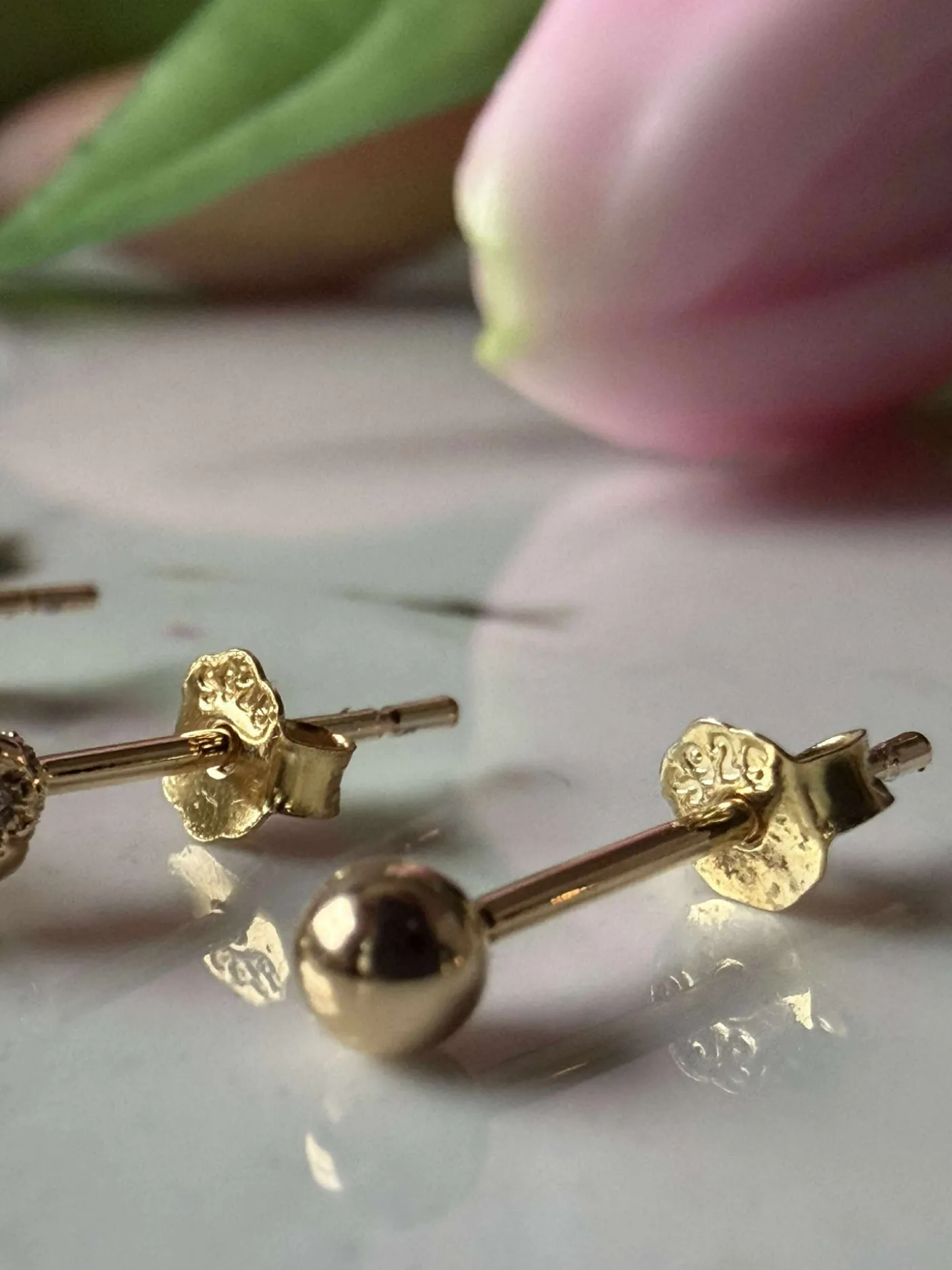 Mix box med 6 øreringe - Monique 18k forgyldt