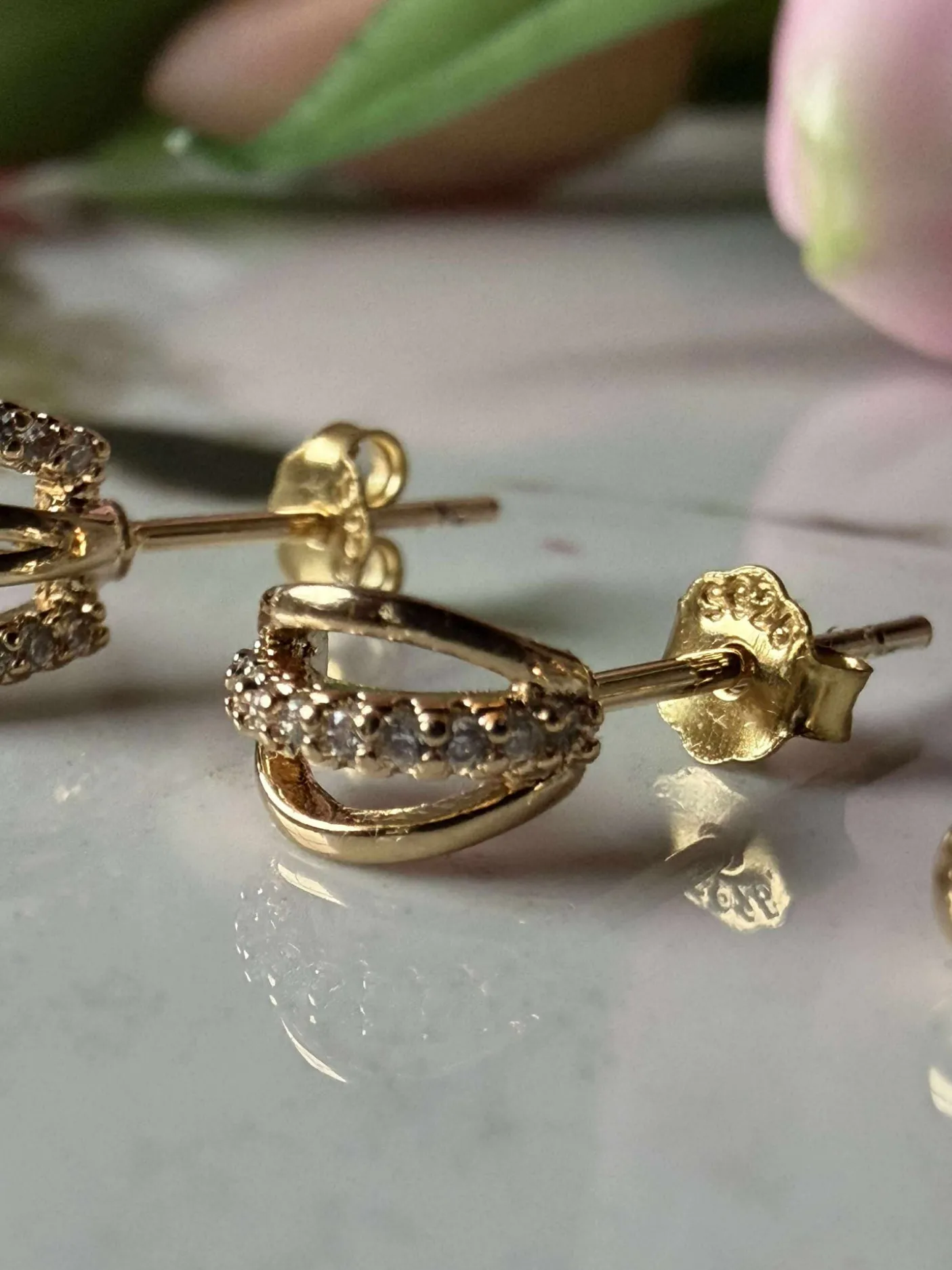 Mix box med 6 øreringe - Monique 18k forgyldt