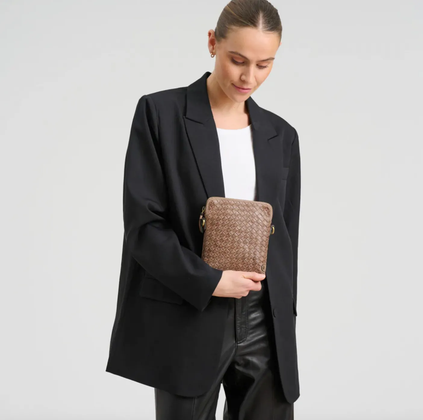 Mobiltaske Sofya- Håndflettet Dark taupe