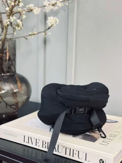 Nakkepude med memory skum og hoodie