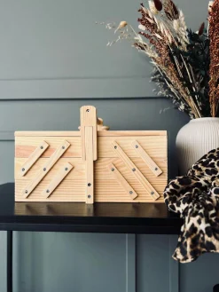 Opbevaringskasse i træ til sytråd mm