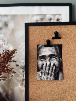 Opslagstavle i kork 40x60 - Kraftig sort ramme