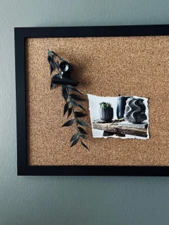 Opslagstavle kork med sort kraftig ramme - 30x40cm