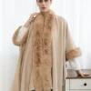 Poncho med pelskant - Beige