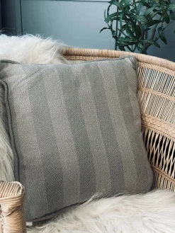 Pude med fyld - Grå / Mint strib 43x43