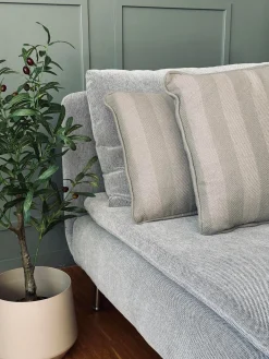 Pude med fyld - Grå / Mint strib 43x43