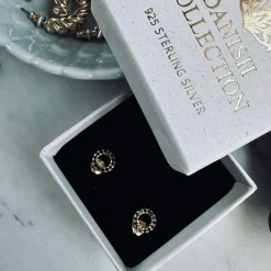 Ørestikker Nynne Black – Forgyldt sterling sølv