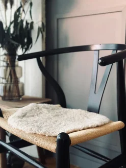 Sædeskind med tætte krøller - Sand