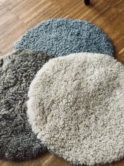 Sædeskind med tætte krøller - Sand