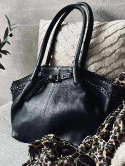 Skuldertaske med nitter - Black