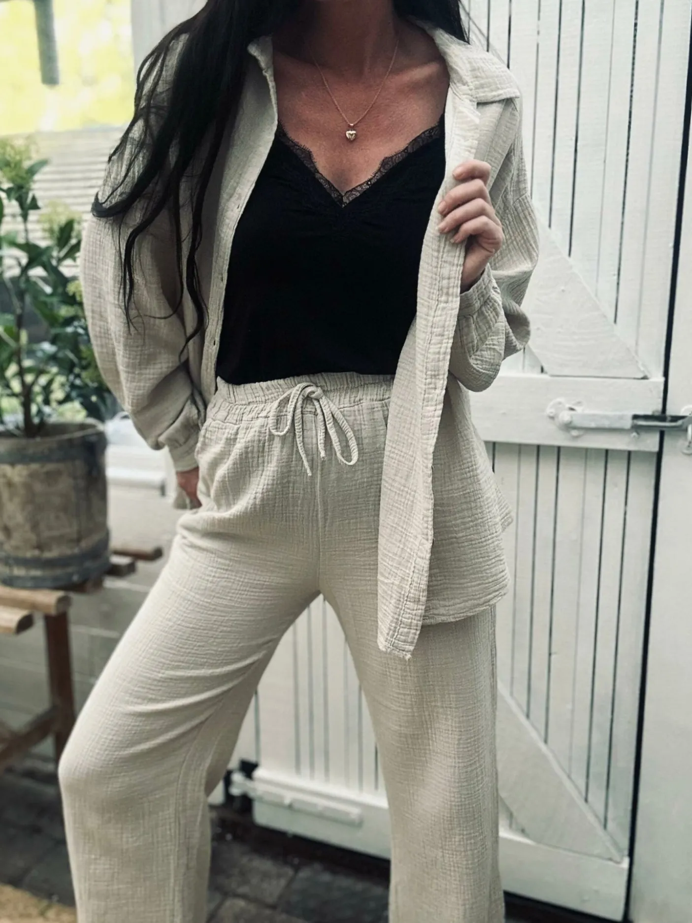 Sæt med vaflet skjorte og bukser – Lys beige bomuld