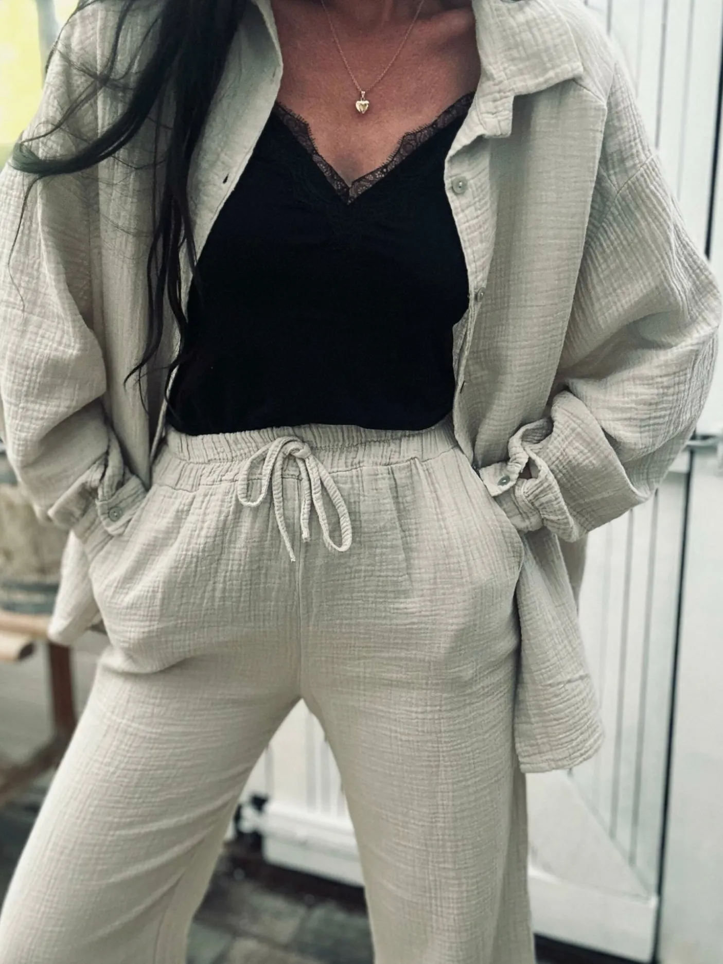 Sæt med vaflet skjorte og bukser – Lys beige bomuld