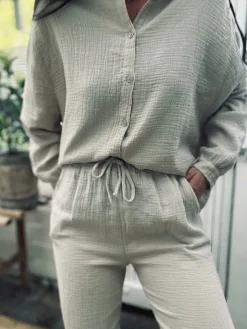 Sæt med vaflet skjorte og bukser – Lys beige bomuld