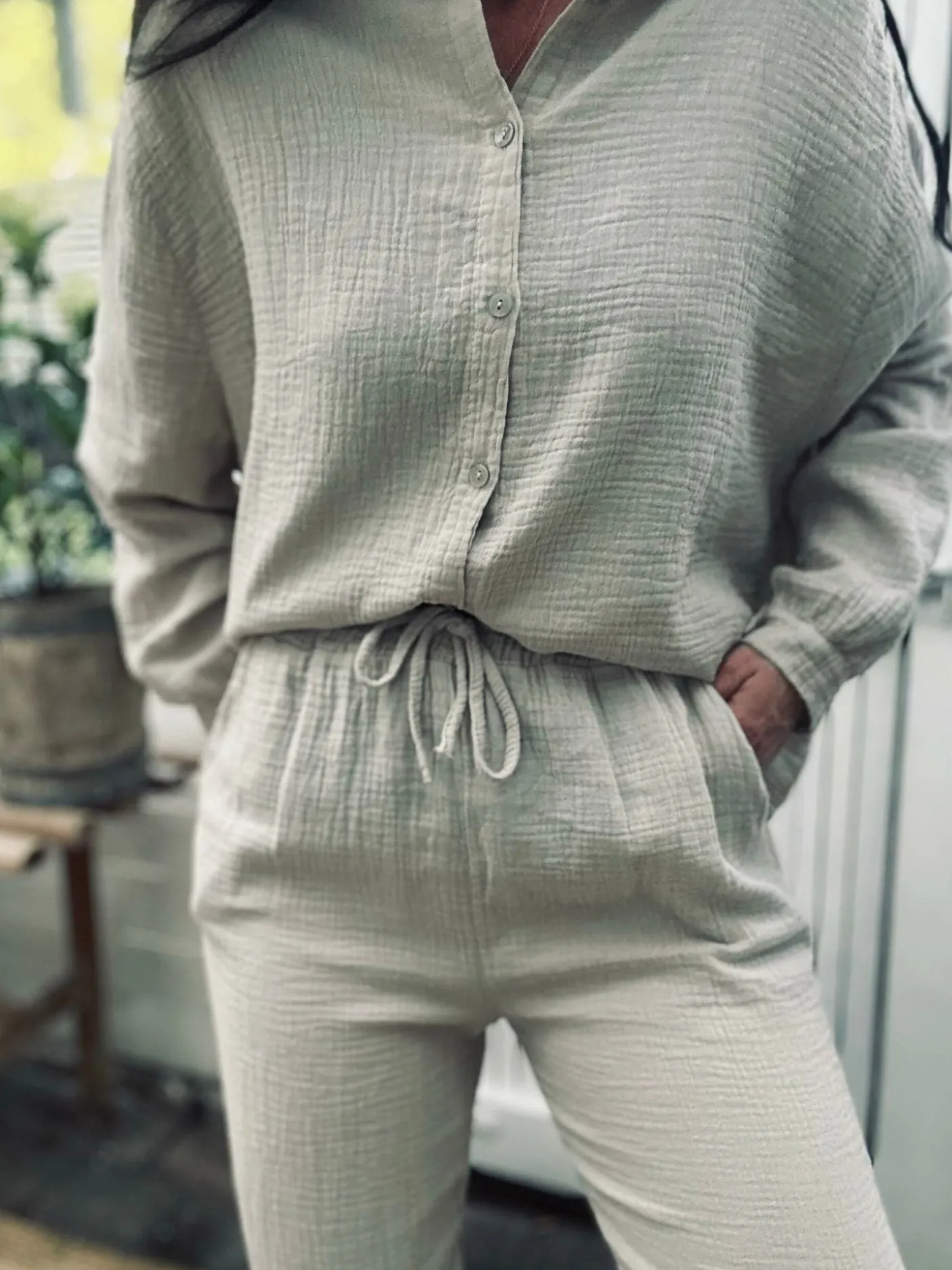 Sæt med vaflet skjorte og bukser – Lys beige bomuld