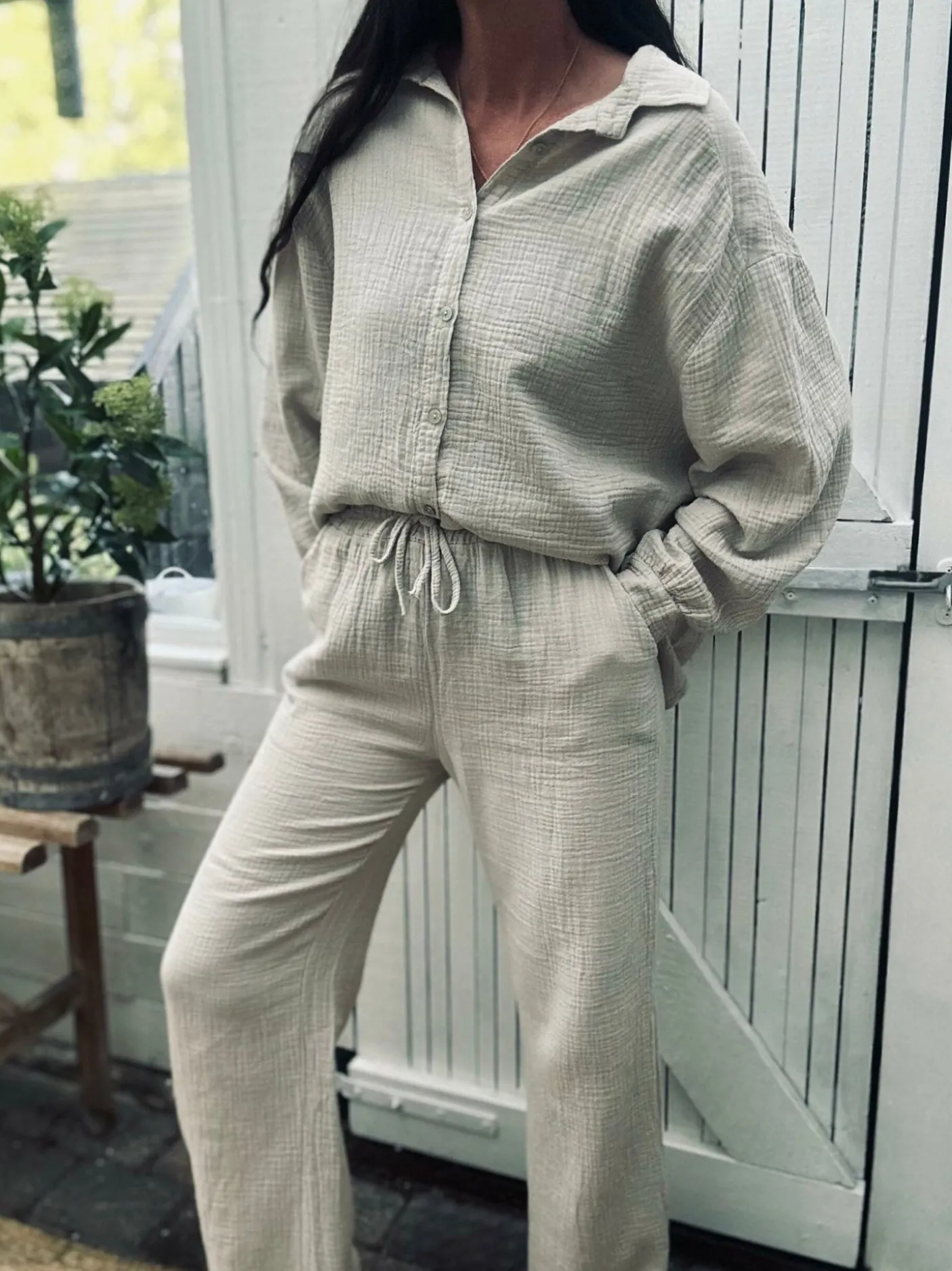 Sæt med vaflet skjorte og bukser – Lys beige bomuld