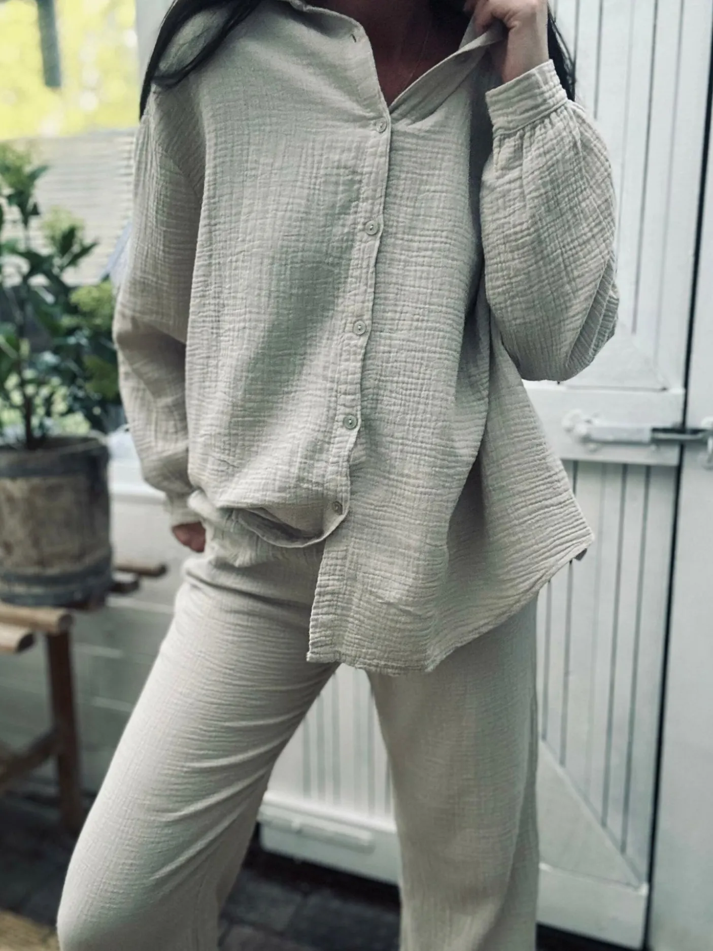 Sæt med vaflet skjorte og bukser – Lys beige bomuld