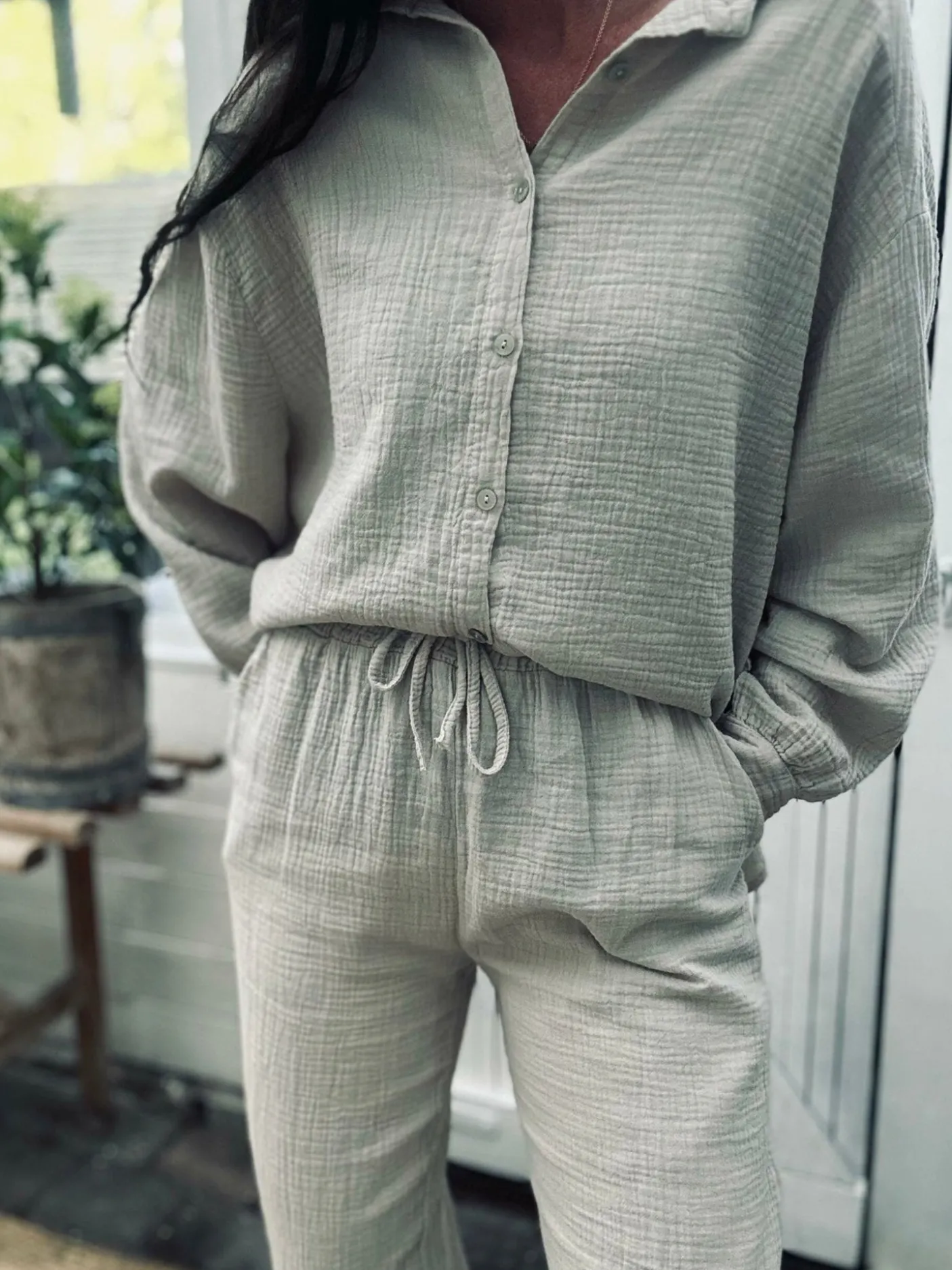 Sæt med vaflet skjorte og bukser – Lys beige bomuld