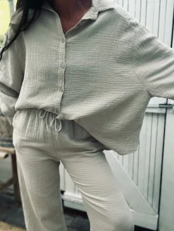 Sæt med vaflet skjorte og bukser – Lys beige bomuld